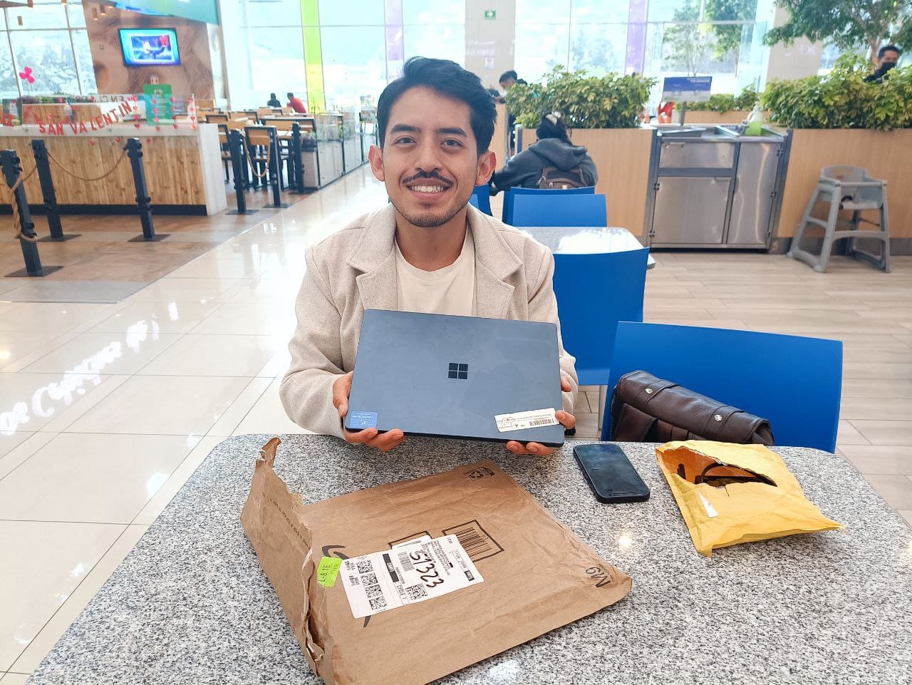 Cliente satisfecho con su laptop reacondicionada en 101Tiendas
